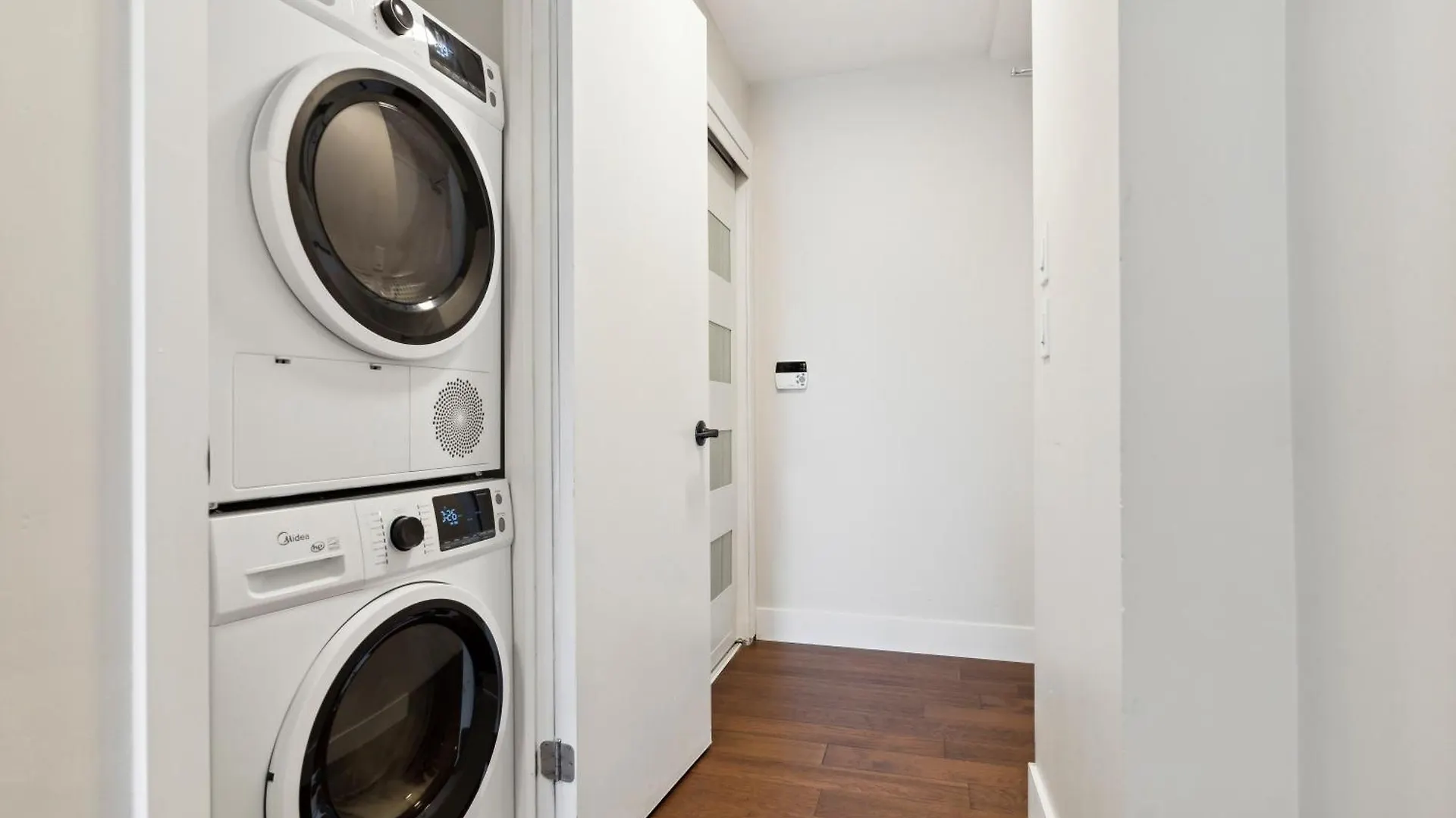 2Bd Modern Condo Steps From The Cn Tower トロント アパート