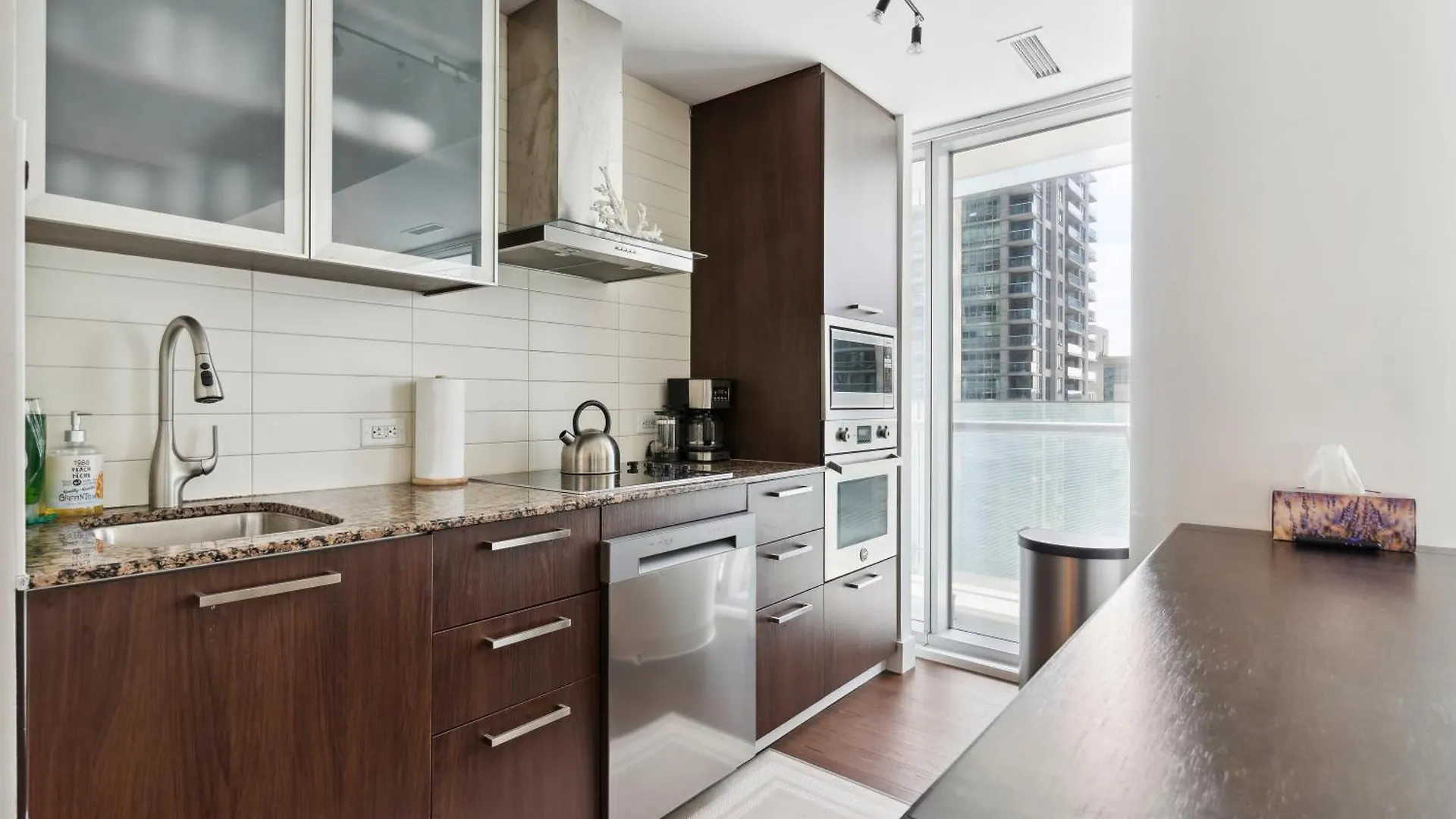2Bd Modern Condo Steps From The Cn Tower Toronto Apartmán