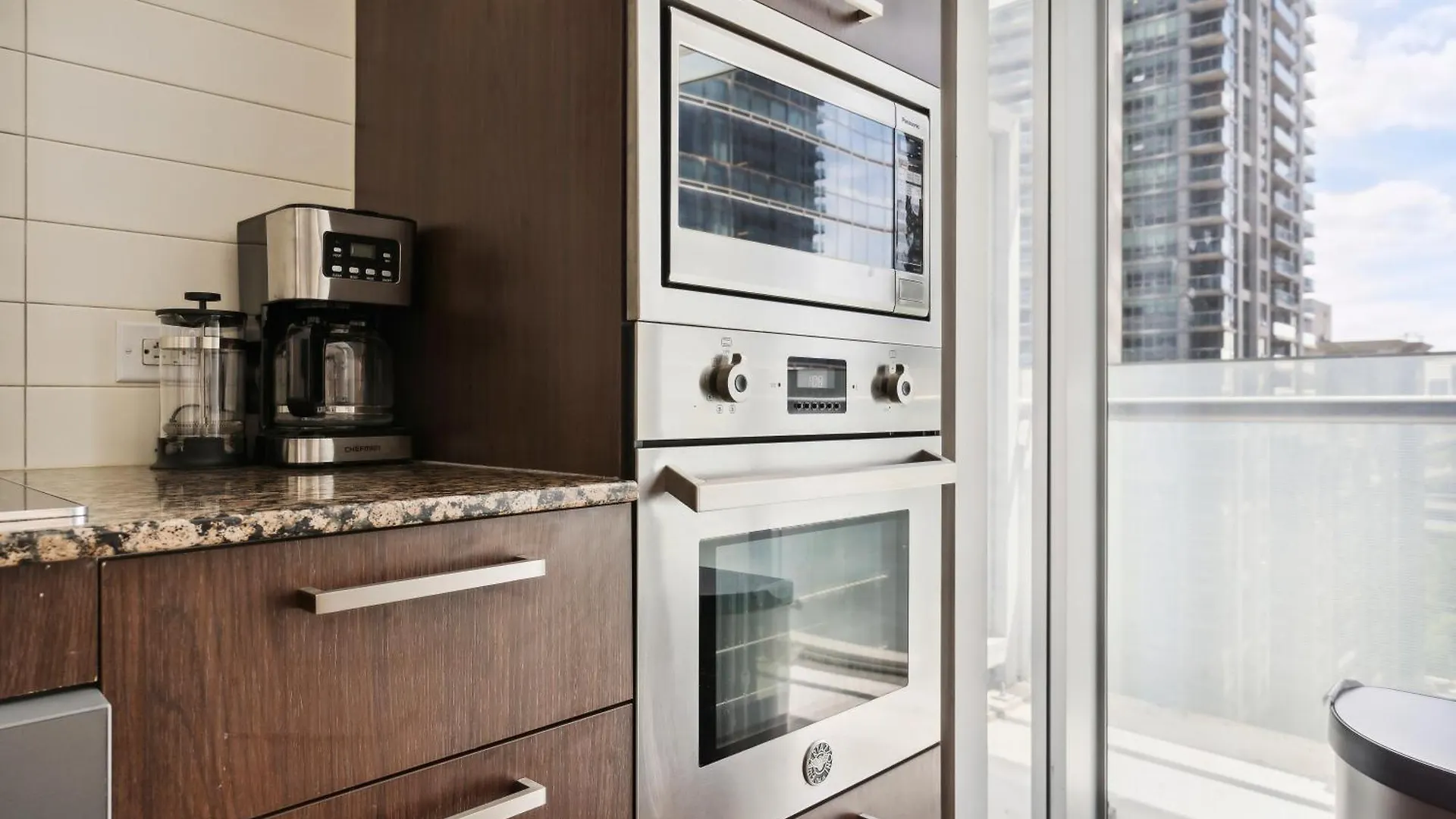2Bd Modern Condo Steps From The Cn Tower Toronto Kanada